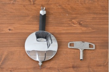 和製アンティーク　昭和初期から昭和中期　愛知時計電機(アイチ、AICHI)　ガラスのデザインが印象的な掛け時計　(R-090950)