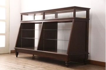 中古　すっきりとした直線美が際立つ脚付きガラスケース　(R-090959)