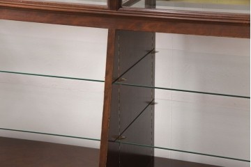 中古　すっきりとした直線美が際立つ脚付きガラスケース　(R-090959)