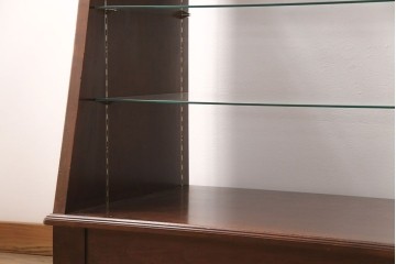 中古　すっきりとした直線美が際立つ脚付きガラスケース　(R-090959)