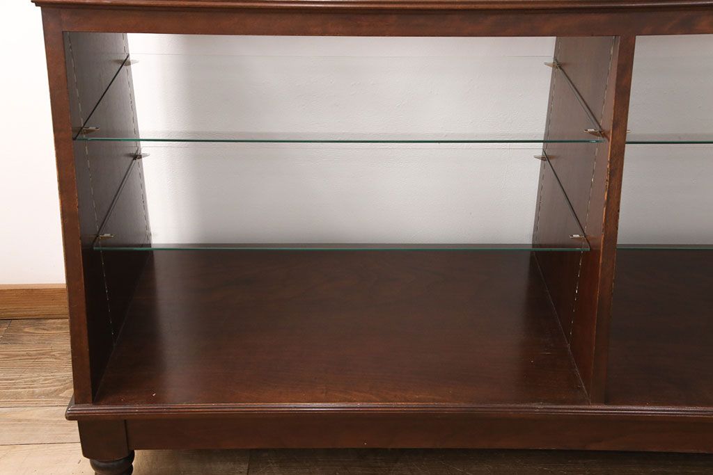 中古　すっきりとした直線美が際立つ脚付きガラスケース　(R-090959)