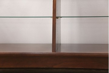 中古　すっきりとした直線美が際立つ脚付きガラスケース　(R-090959)