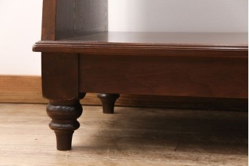 中古　すっきりとした直線美が際立つ脚付きガラスケース　(R-090959)
