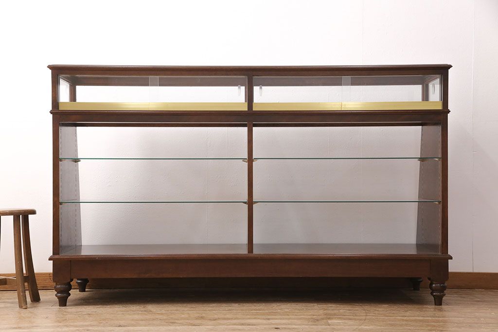 中古　すっきりとした直線美が際立つ脚付きガラスケース　(R-090959)