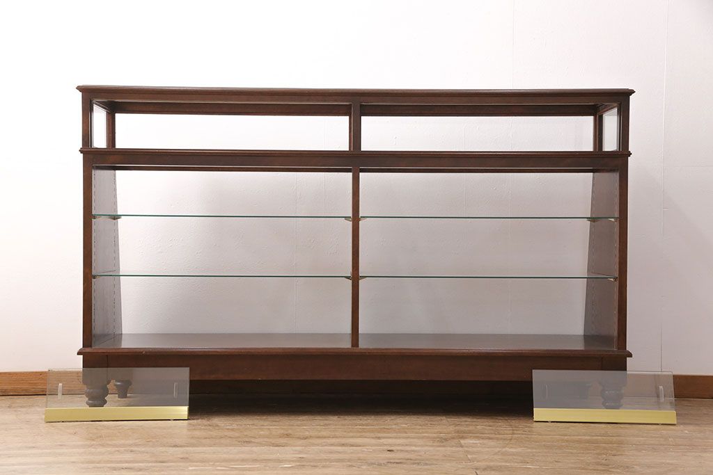 中古　すっきりとした直線美が際立つ脚付きガラスケース　(R-090959)
