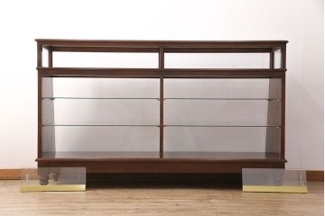 中古　すっきりとした直線美が際立つ脚付きガラスケース　(R-090959)