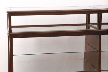 中古　すっきりとした直線美が際立つ脚付きガラスケース　(R-090959)