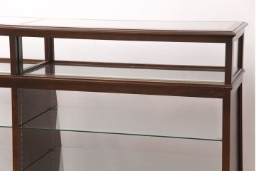 中古　すっきりとした直線美が際立つ脚付きガラスケース　(R-090959)