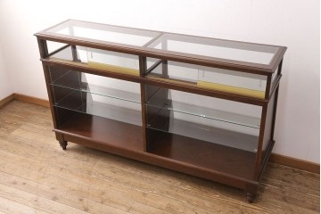 中古　すっきりとした直線美が際立つ脚付きガラスケース　(R-090959)