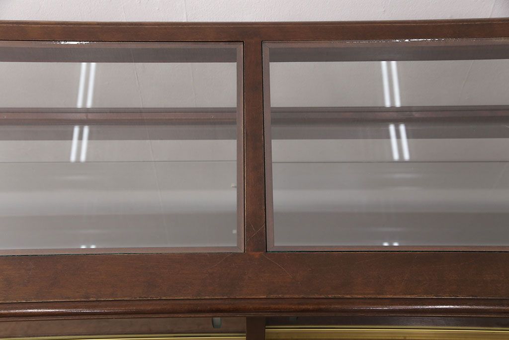 中古　すっきりとした直線美が際立つ脚付きガラスケース　(R-090959)
