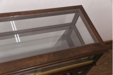 中古　すっきりとした直線美が際立つ脚付きガラスケース　(R-090959)