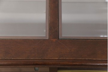 中古　すっきりとした直線美が際立つ脚付きガラスケース　(R-090959)
