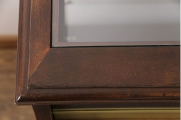 中古　すっきりとした直線美が際立つ脚付きガラスケース　(R-090959)
