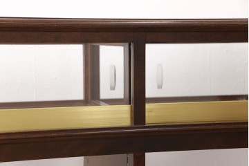 中古　すっきりとした直線美が際立つ脚付きガラスケース　(R-090959)