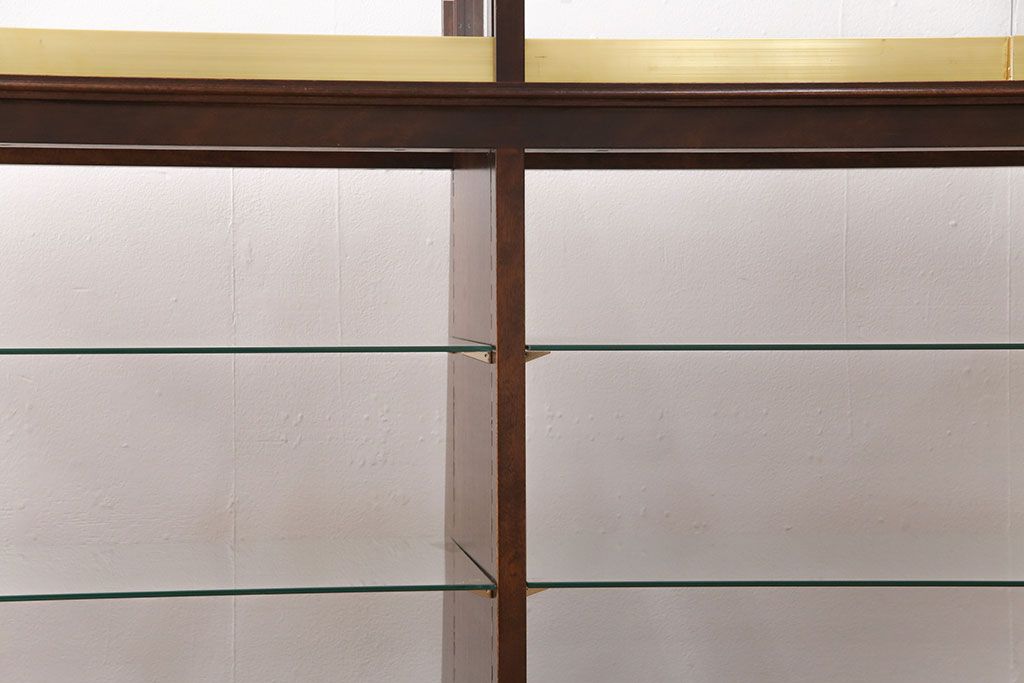 中古　すっきりとした直線美が際立つ脚付きガラスケース　(R-090959)