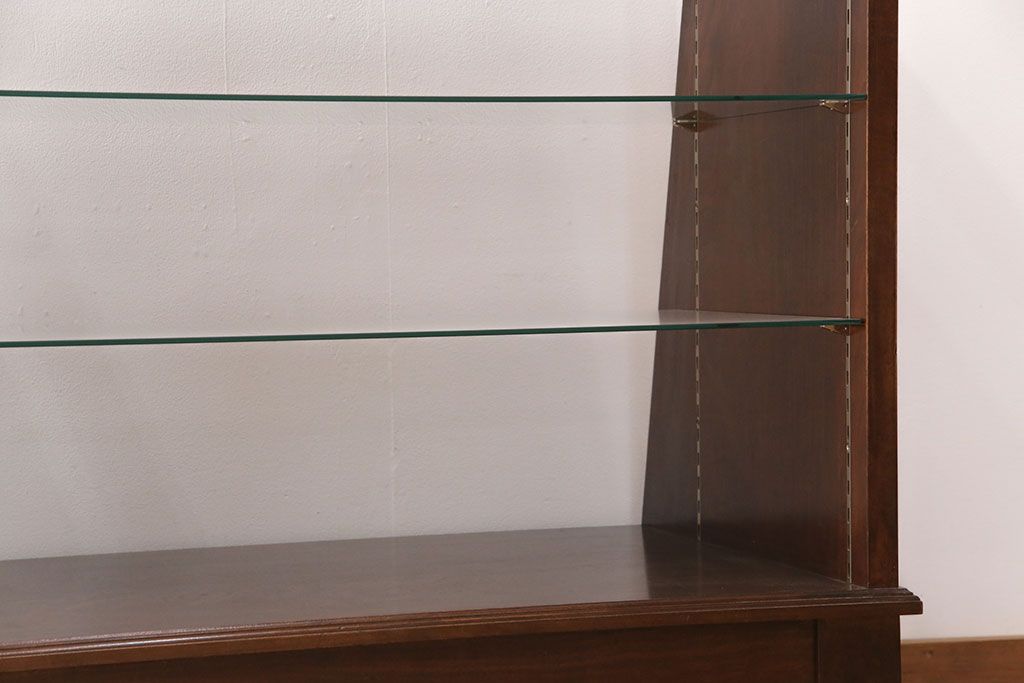 中古　すっきりとした直線美が際立つ脚付きガラスケース　(R-090959)