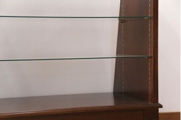 中古　すっきりとした直線美が際立つ脚付きガラスケース　(R-090959)