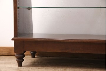 中古　すっきりとした直線美が際立つ脚付きガラスケース　(R-090959)