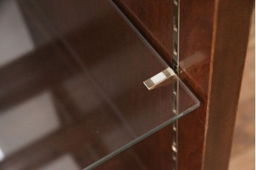 中古　すっきりとした直線美が際立つ脚付きガラスケース　(R-090959)