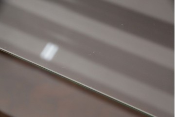 中古　すっきりとした直線美が際立つ脚付きガラスケース　(R-090959)