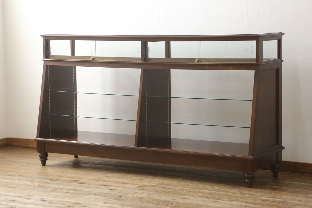 中古　すっきりとした直線美が際立つ脚付きガラスケース　(R-090960)