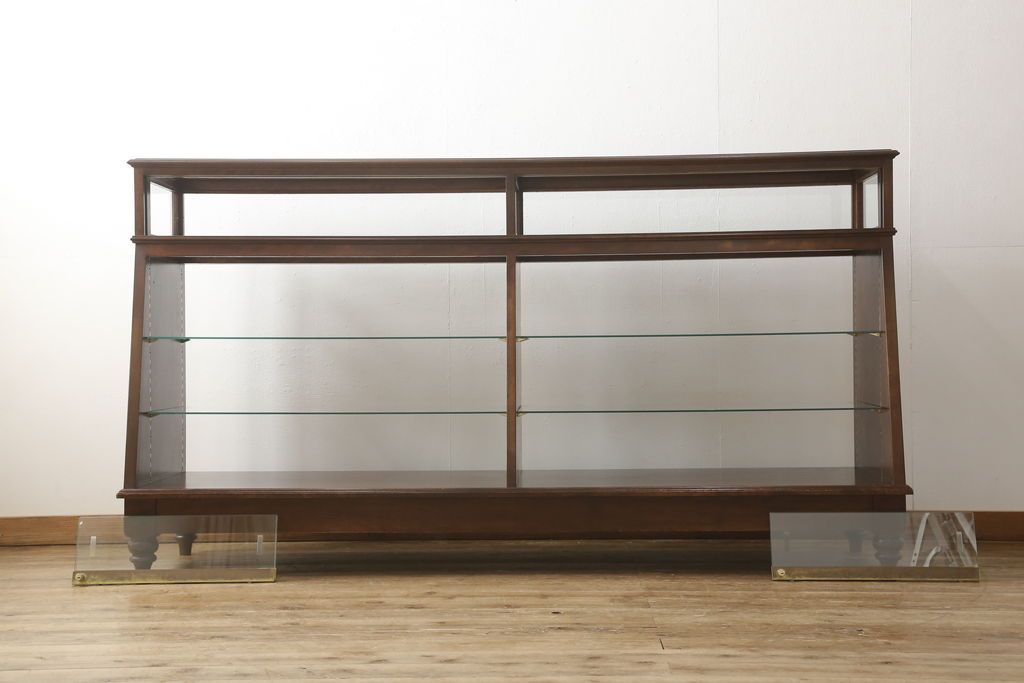 中古　すっきりとした直線美が際立つ脚付きガラスケース　(R-090960)