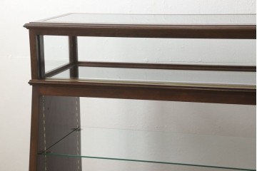中古　すっきりとした直線美が際立つ脚付きガラスケース　(R-090960)