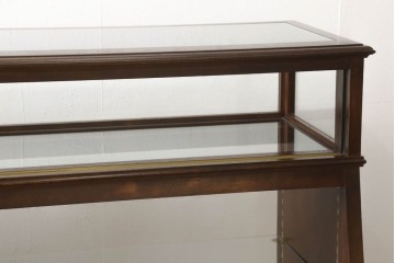 中古　すっきりとした直線美が際立つ脚付きガラスケース　(R-090960)