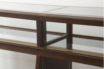 中古　すっきりとした直線美が際立つ脚付きガラスケース　(R-090960)