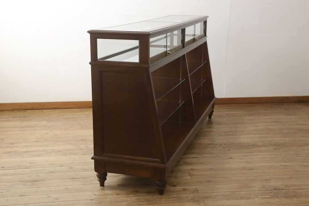 中古　すっきりとした直線美が際立つ脚付きガラスケース　(R-090960)