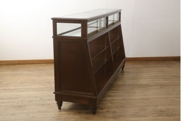 中古　すっきりとした直線美が際立つ脚付きガラスケース　(R-090960)