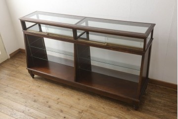 中古　すっきりとした直線美が際立つ脚付きガラスケース　(R-090960)