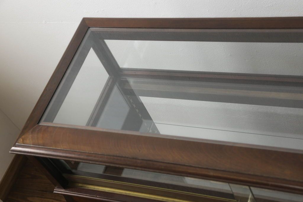 中古　すっきりとした直線美が際立つ脚付きガラスケース　(R-090960)