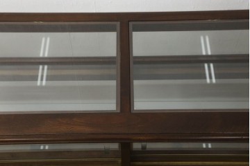 中古　すっきりとした直線美が際立つ脚付きガラスケース　(R-090960)