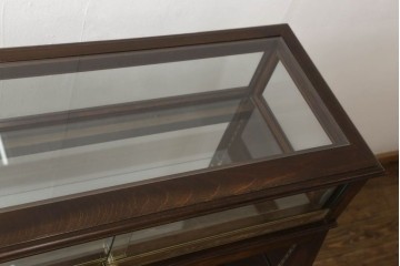 中古　すっきりとした直線美が際立つ脚付きガラスケース　(R-090960)