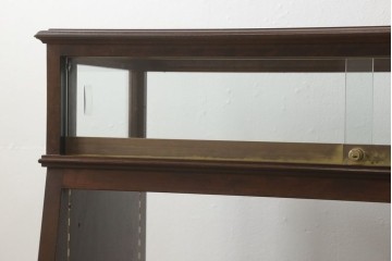 中古　すっきりとした直線美が際立つ脚付きガラスケース　(R-090960)