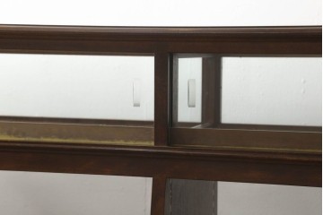 中古　すっきりとした直線美が際立つ脚付きガラスケース　(R-090960)