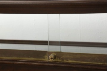 中古　すっきりとした直線美が際立つ脚付きガラスケース　(R-090960)