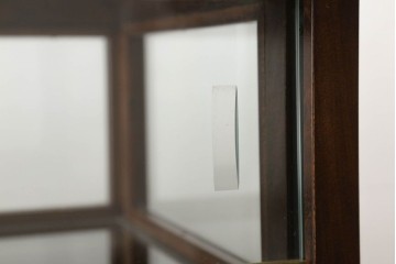 中古　すっきりとした直線美が際立つ脚付きガラスケース　(R-090960)