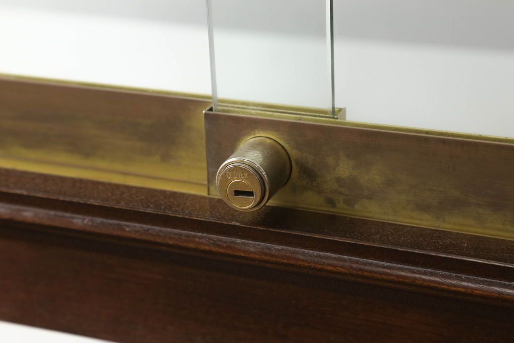 中古　すっきりとした直線美が際立つ脚付きガラスケース　(R-090960)