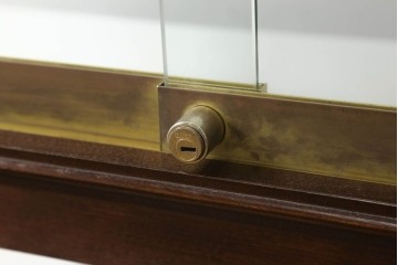 中古　すっきりとした直線美が際立つ脚付きガラスケース　(R-090960)