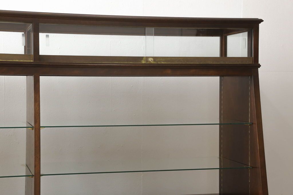 中古　すっきりとした直線美が際立つ脚付きガラスケース　(R-090960)