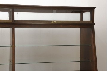 中古　すっきりとした直線美が際立つ脚付きガラスケース　(R-090960)