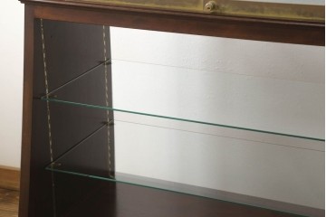中古　すっきりとした直線美が際立つ脚付きガラスケース　(R-090960)