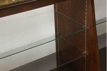 中古　すっきりとした直線美が際立つ脚付きガラスケース　(R-090960)