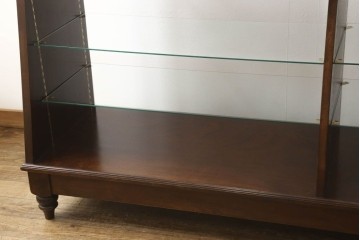 中古　すっきりとした直線美が際立つ脚付きガラスケース　(R-090960)