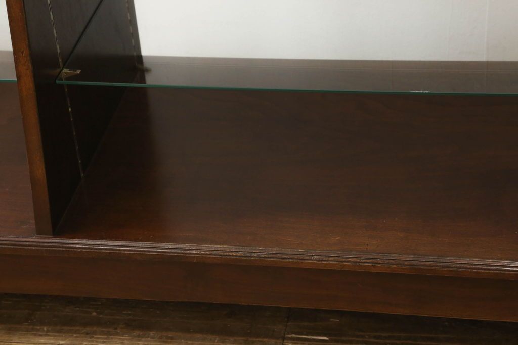 中古　すっきりとした直線美が際立つ脚付きガラスケース　(R-090960)