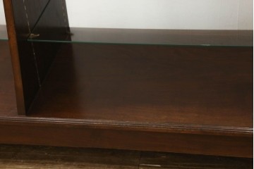 中古　すっきりとした直線美が際立つ脚付きガラスケース　(R-090960)