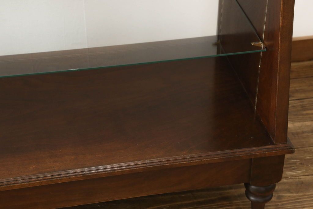 中古　すっきりとした直線美が際立つ脚付きガラスケース　(R-090960)
