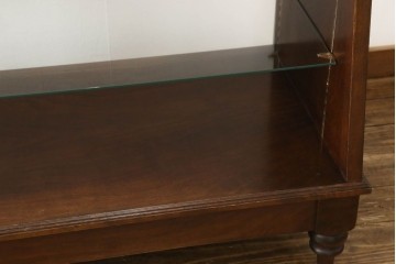 中古　すっきりとした直線美が際立つ脚付きガラスケース　(R-090960)